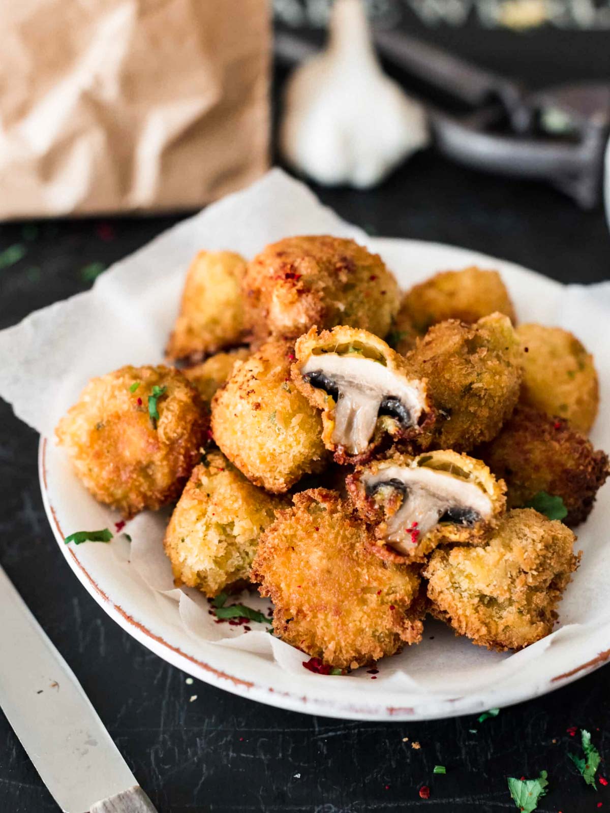 Das Bild zeigt vegane frittierte Pilze, bereit zum Servieren.