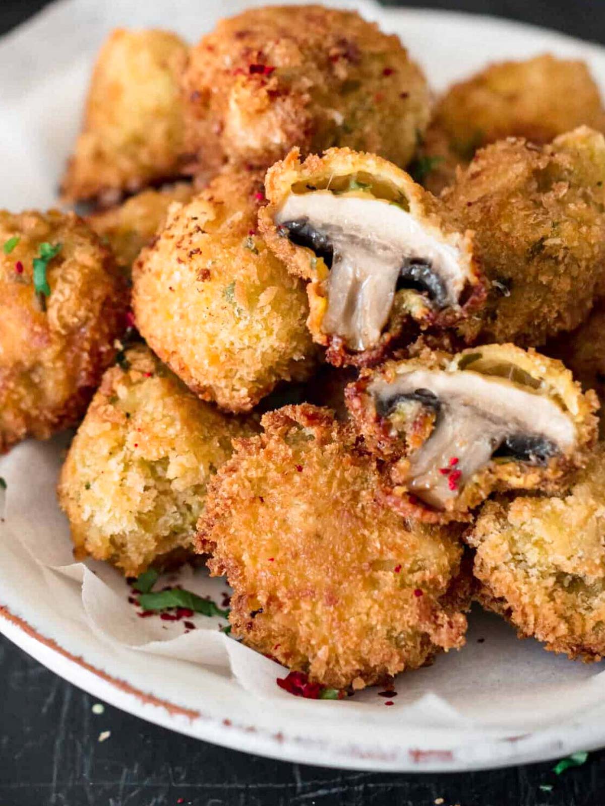 Das Bild zeigt vegane frittierte Pilze, bereit zum Servieren.