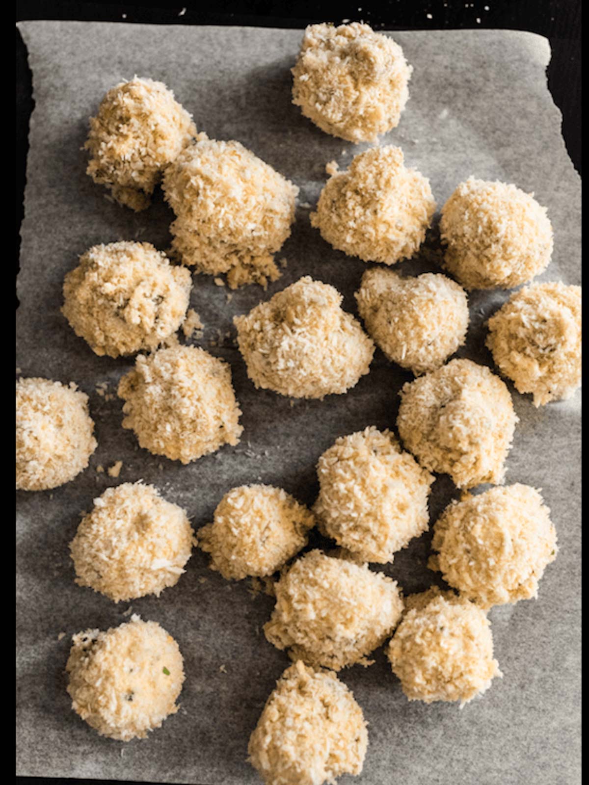 Das Bild zeigt panierte Pilze.