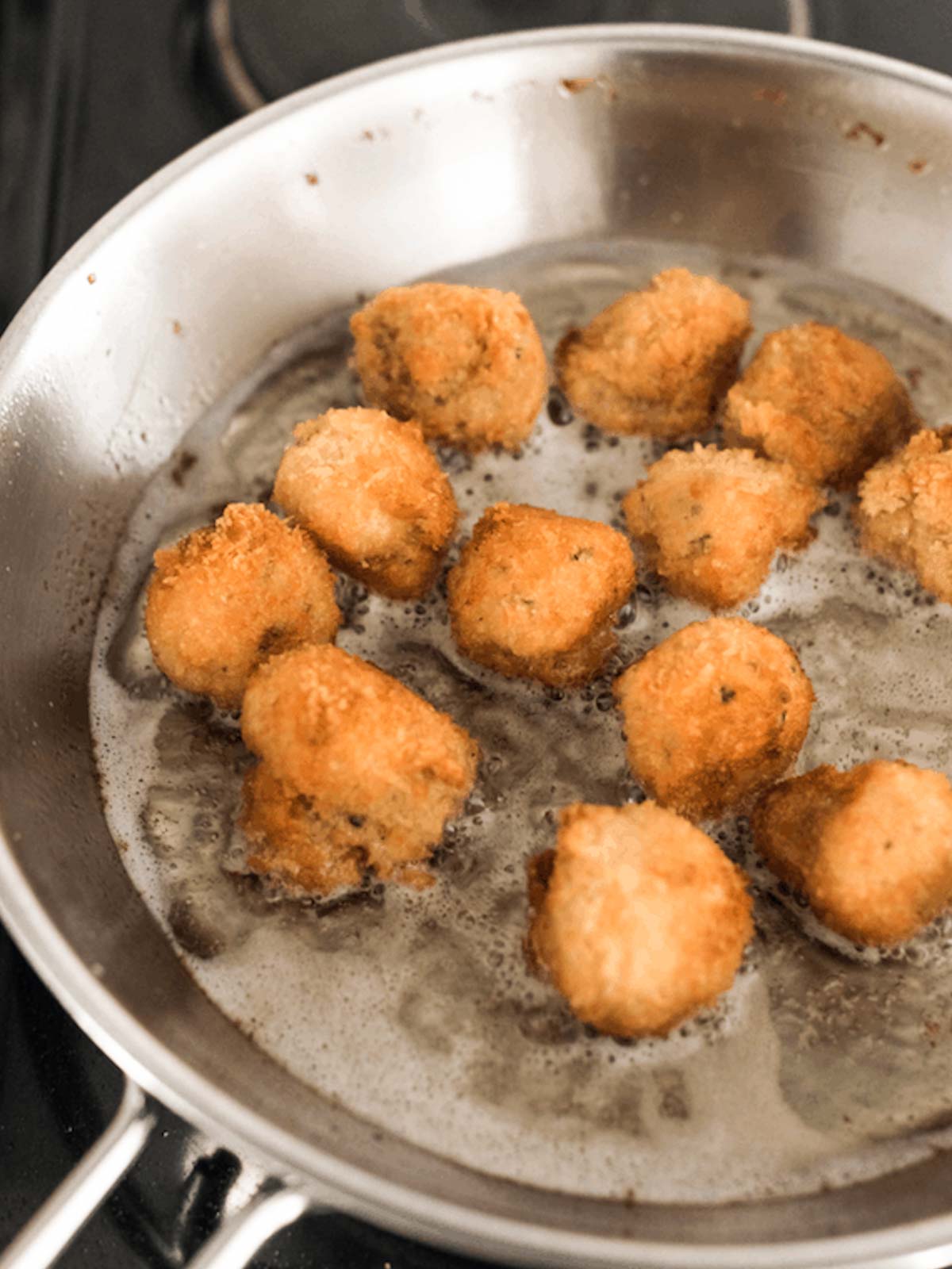 Das Bild zeigt die Pilze beim Frittieren.