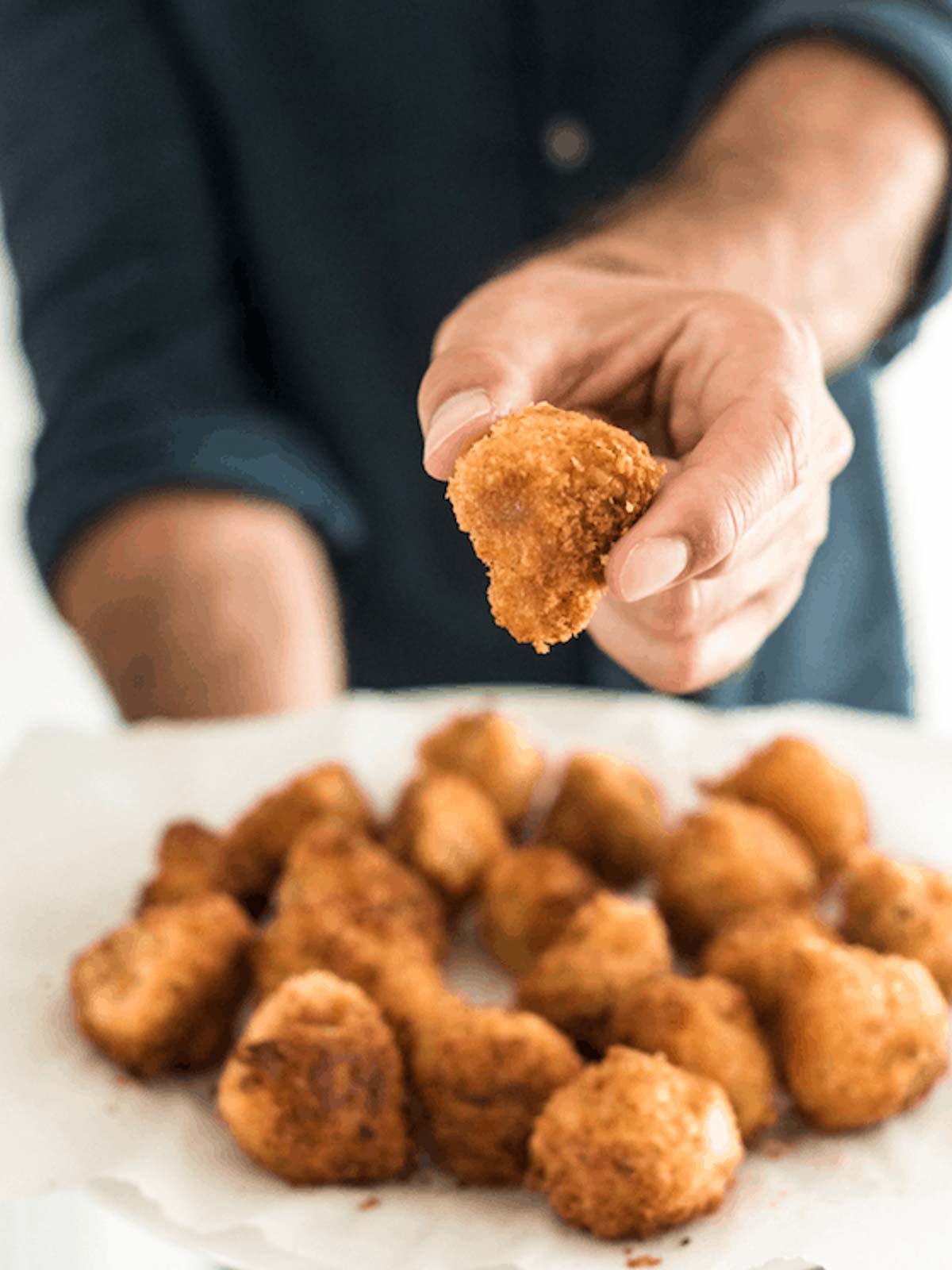 Das Bild zeigt vegane frittierte Pilze, bereit zum Servieren.