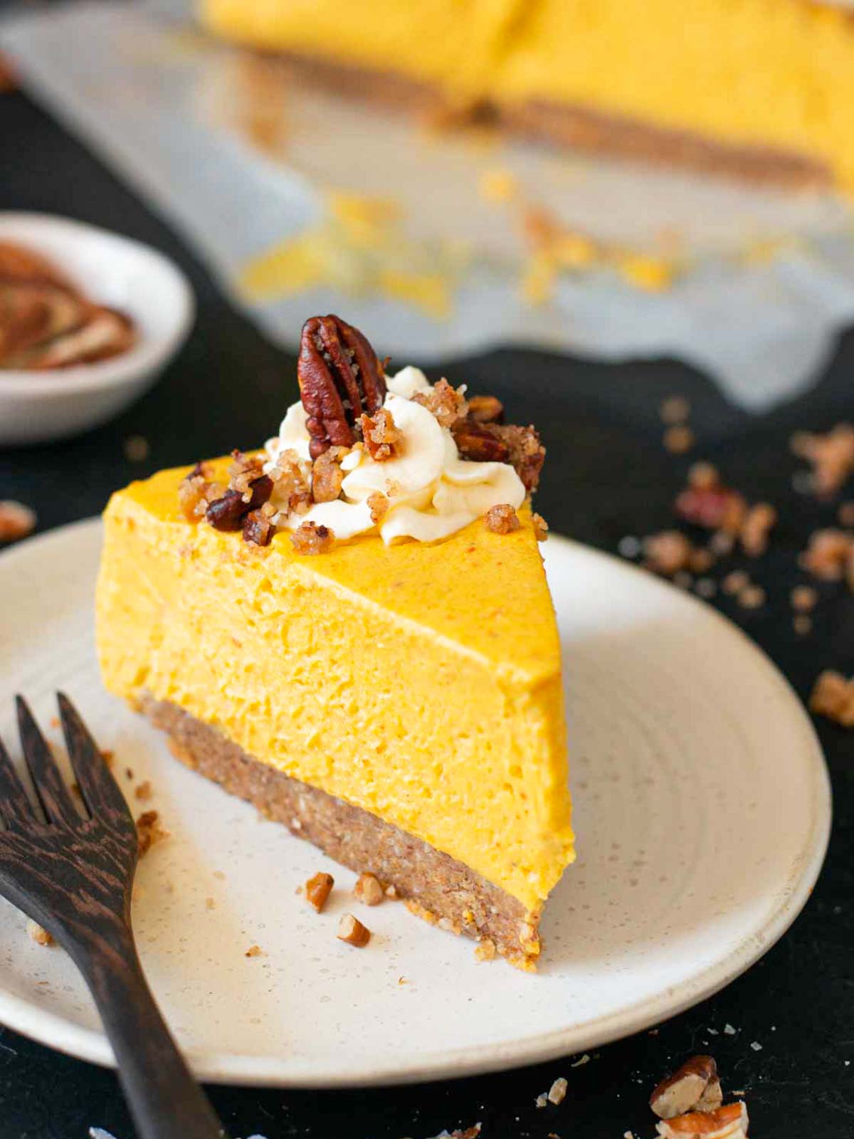 Veganer Kürbis Cheesecake serviert auf einem Teller