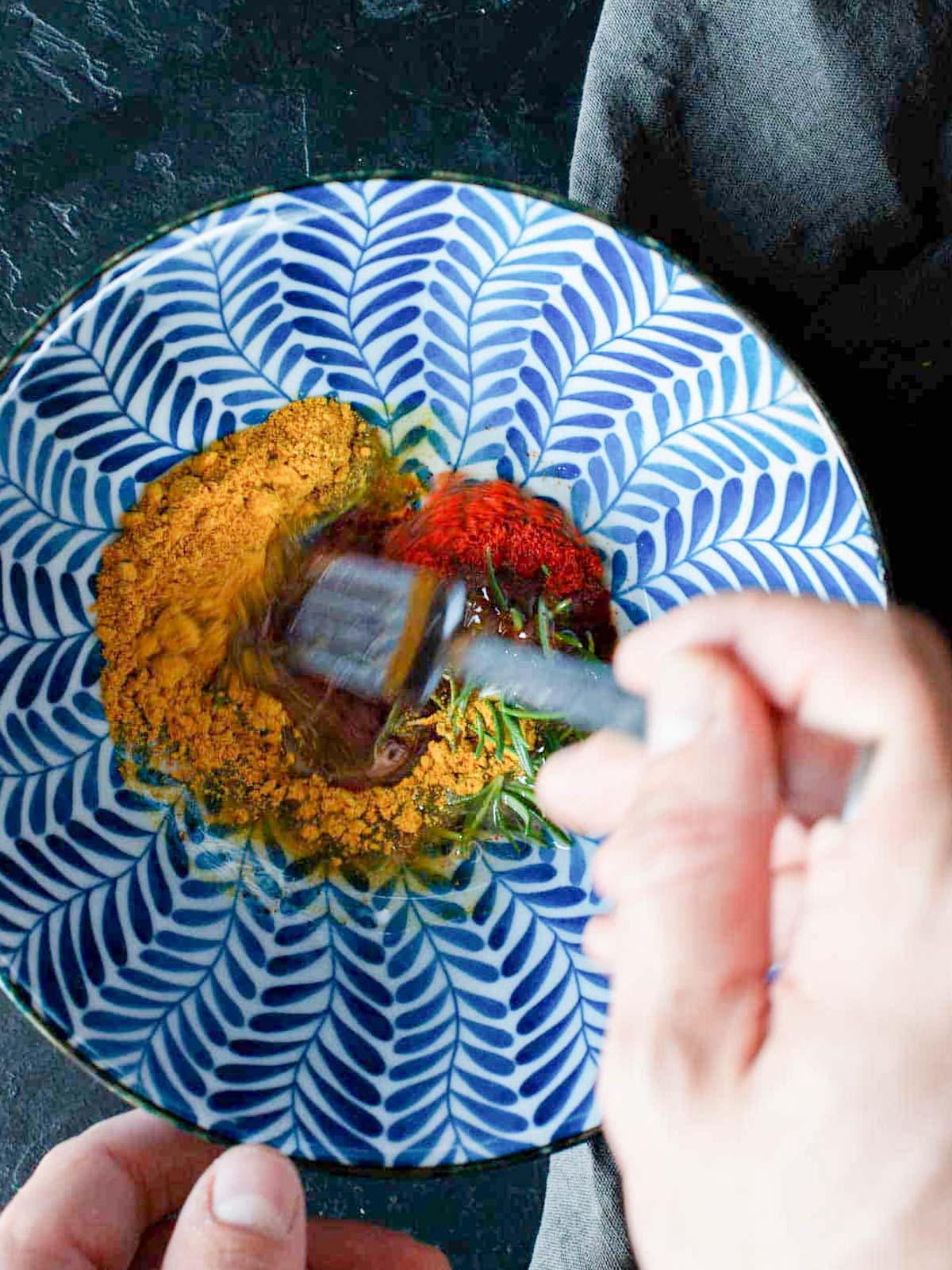 Das Bild zeigt, wie man die Marinade zubereitet.