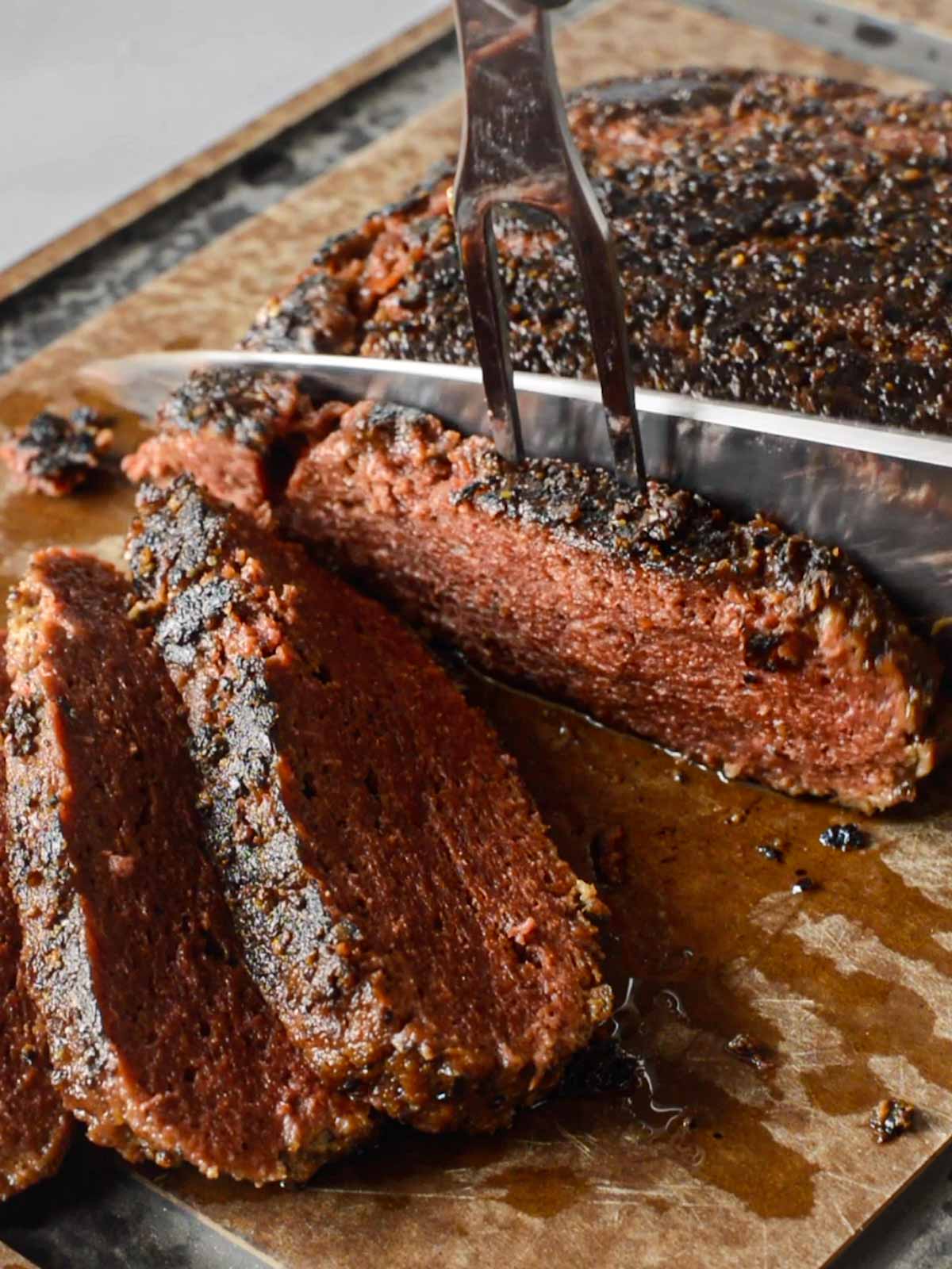 das Bild zeigt das vegane Roastbeef geschnitten und serviert