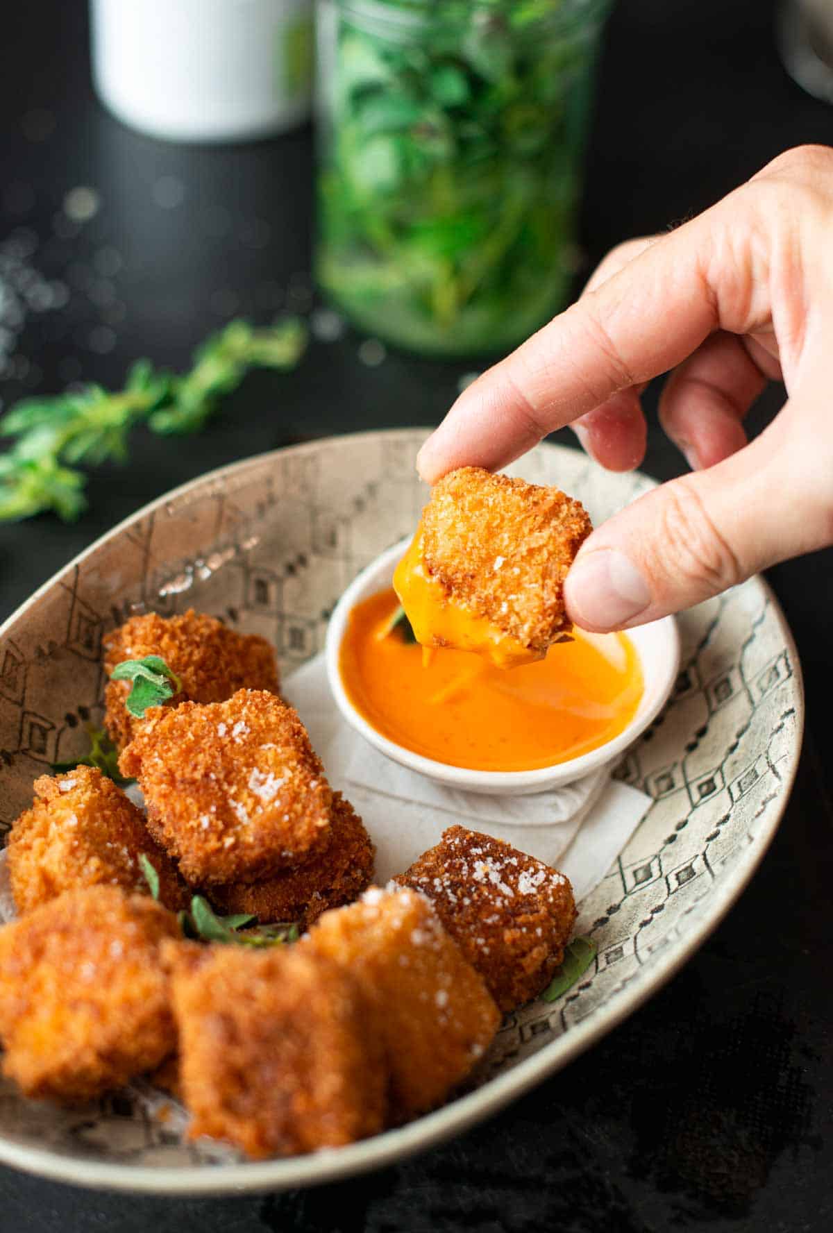 Vegane Tofu Nuggets mit Sriracha Dip