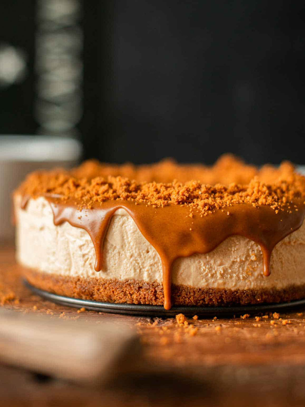 Bild der Cheesecake mit den Keksen dekoriert