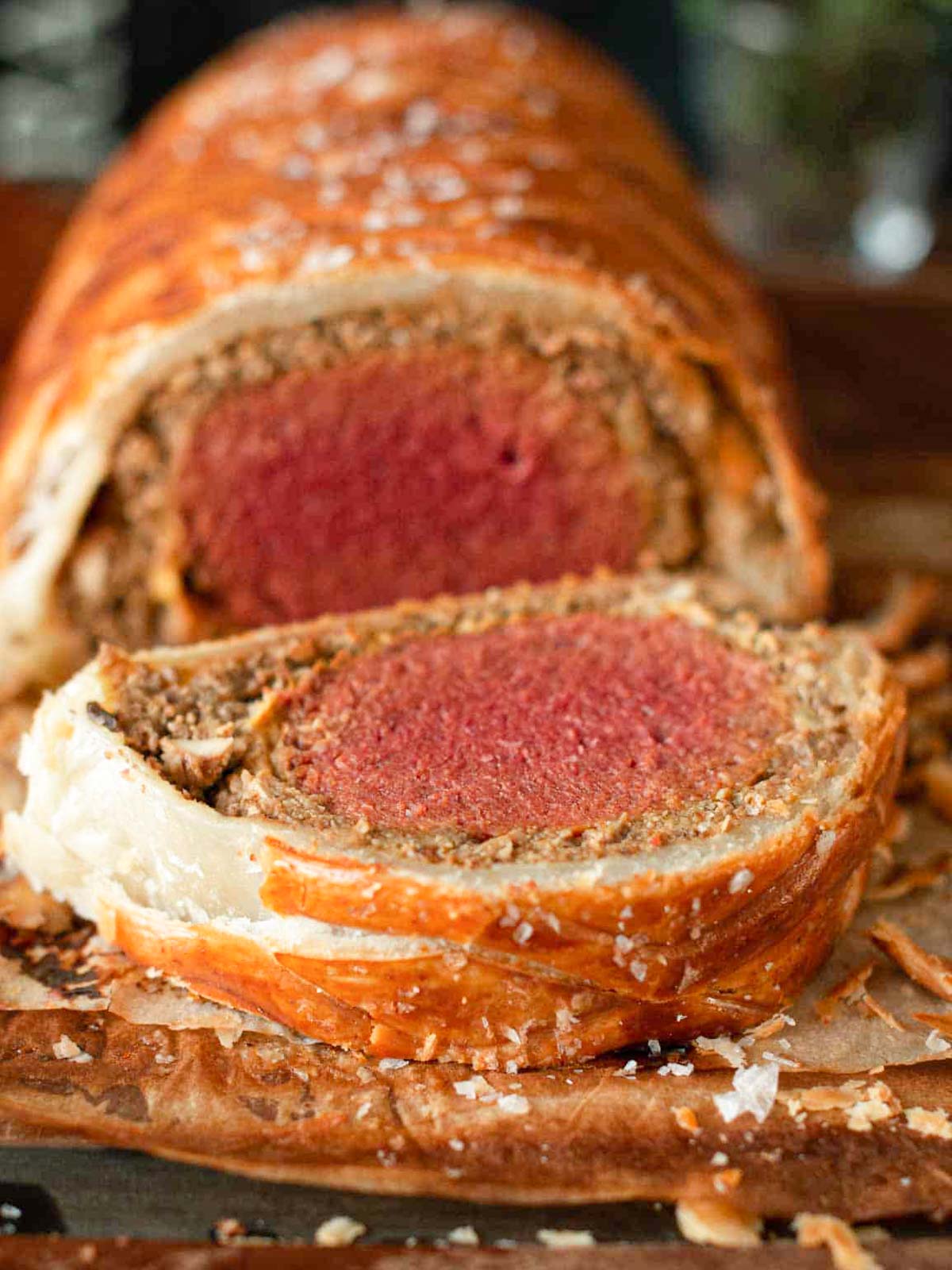 Das Bild zeigt das vegane Filet Wellington, bereit zum Servieren.