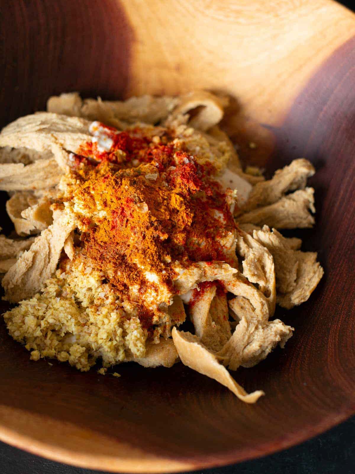 Dieses Bild zeigt das marinierte vegan Chicken in eine Schüssel.