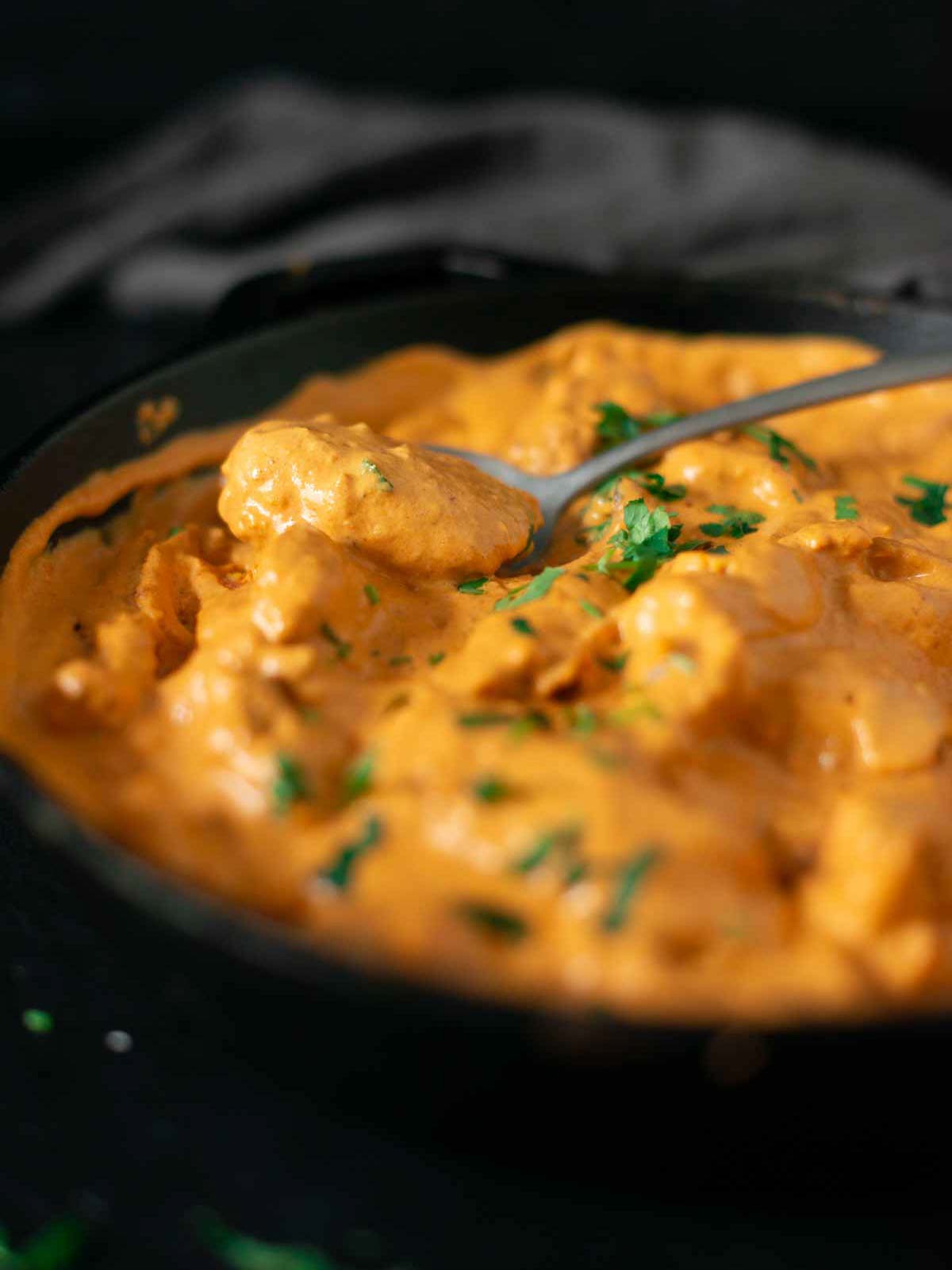Dieses Bild zeigt veganes Butter Chicken, servierfertig.