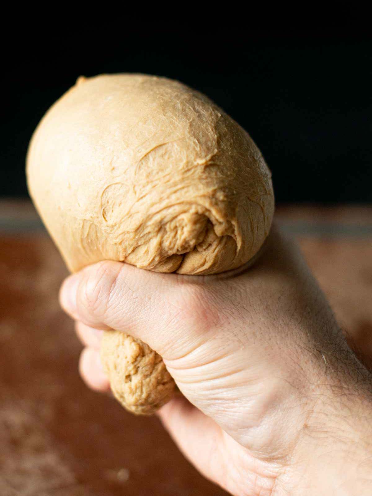 Das Foto zeigt frisch geformte vegane Hähnchenbrust