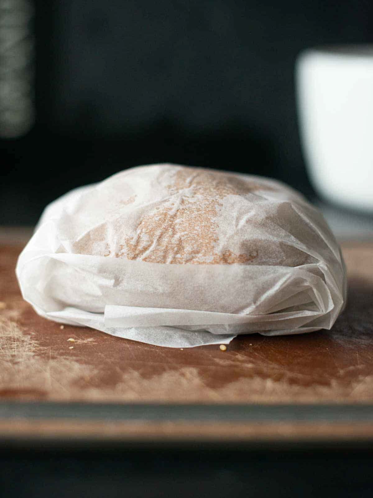 Das Foto zeigt die vegane Hähnchenbrust in Backpapier verpackt.