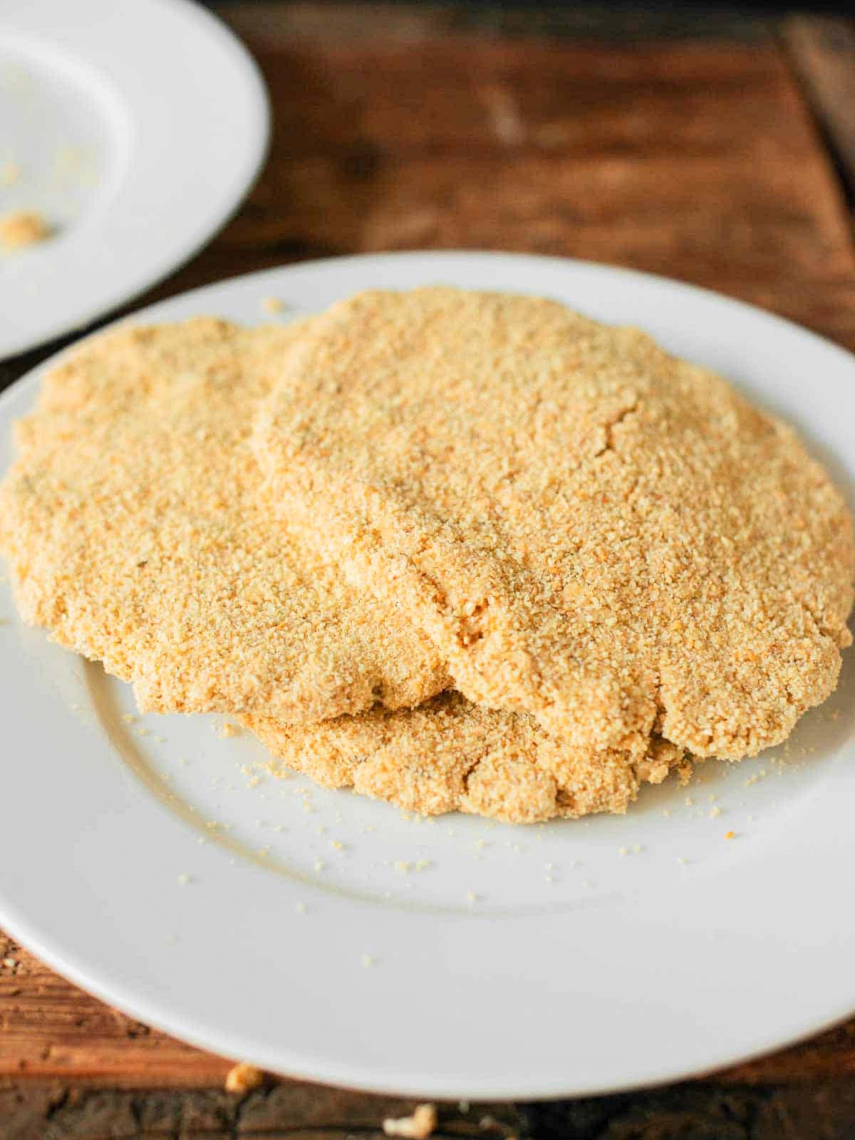 Das Bild zeigt die veganen Haferflocken-Schnitzel, vor dem Braten.