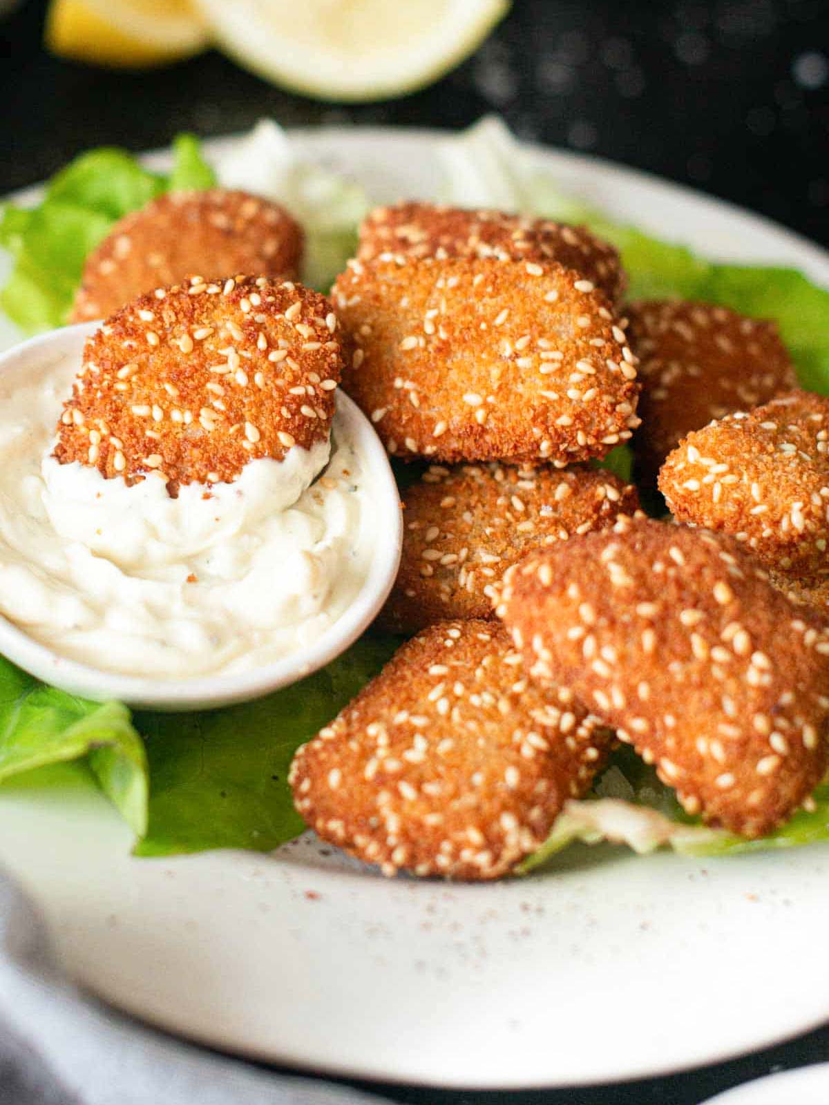 vegane Kichererbsen-Nuggets auf einem Servierteller serviert.