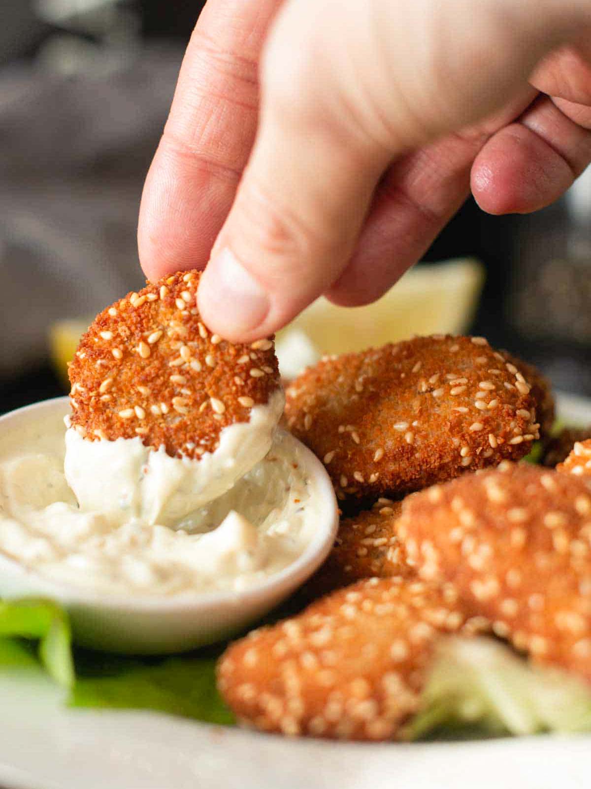 vegane Kichererbsen-Nuggets auf einem Servierteller serviert.