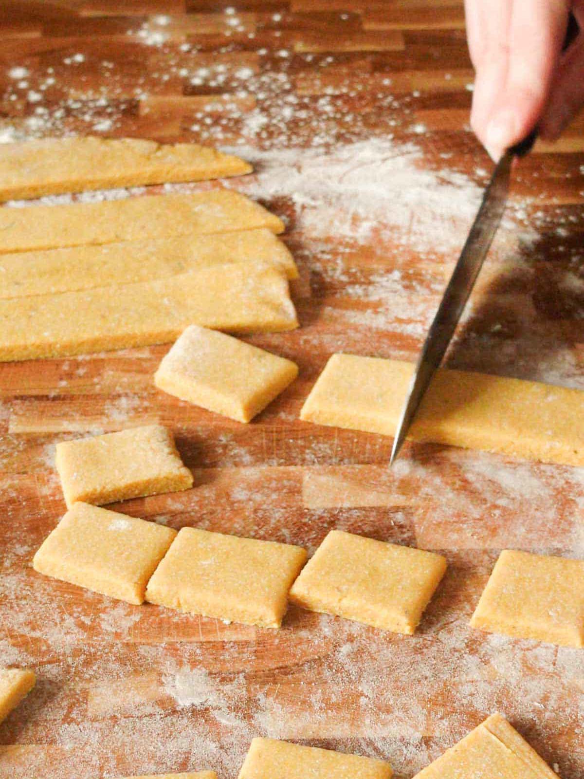 das Bild zeigt wie man die veganen Nuggets formt.