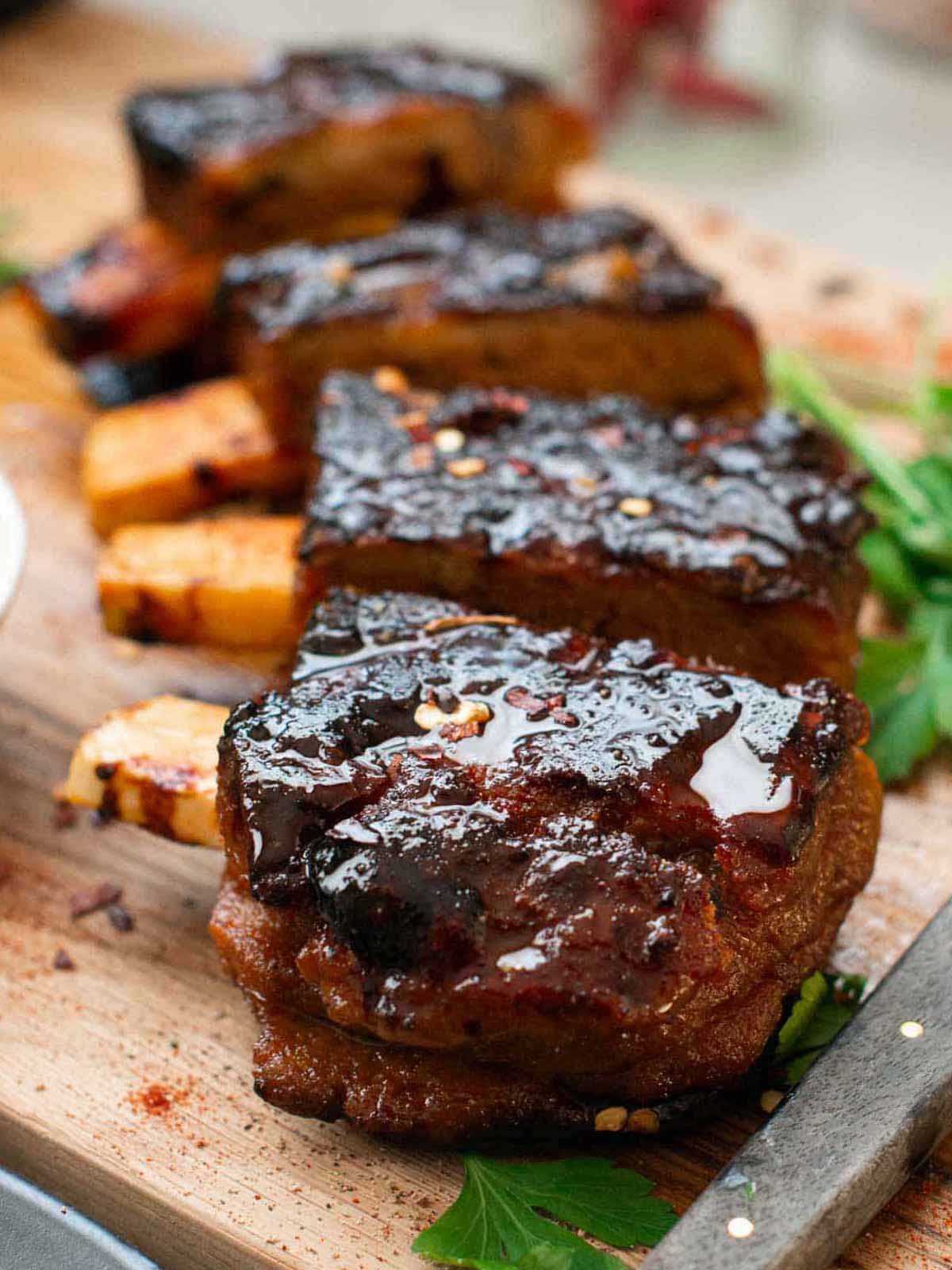 vegane Spareribs auf einem Schneidebrett serviert