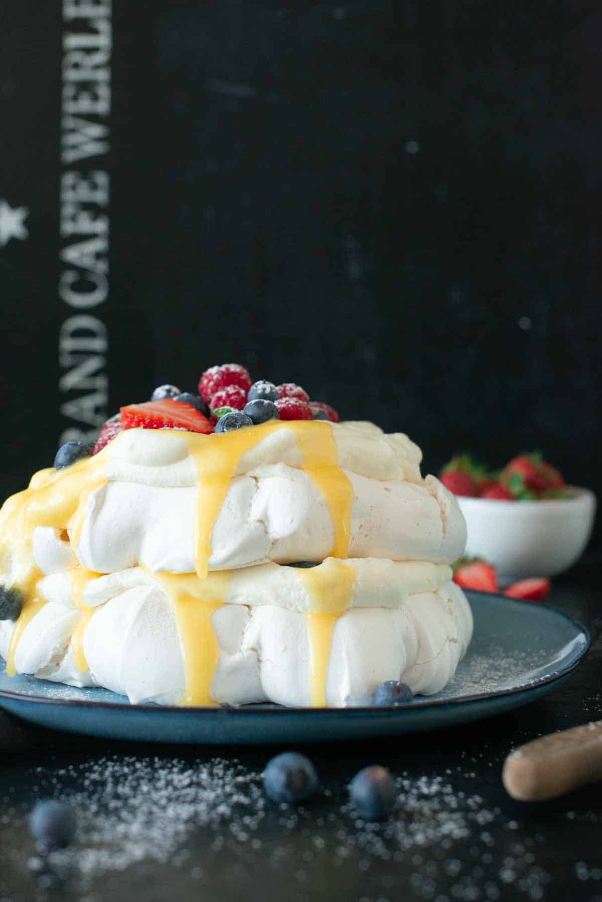 Bild: vegane Pavlova mit lemon Curd und Beeren