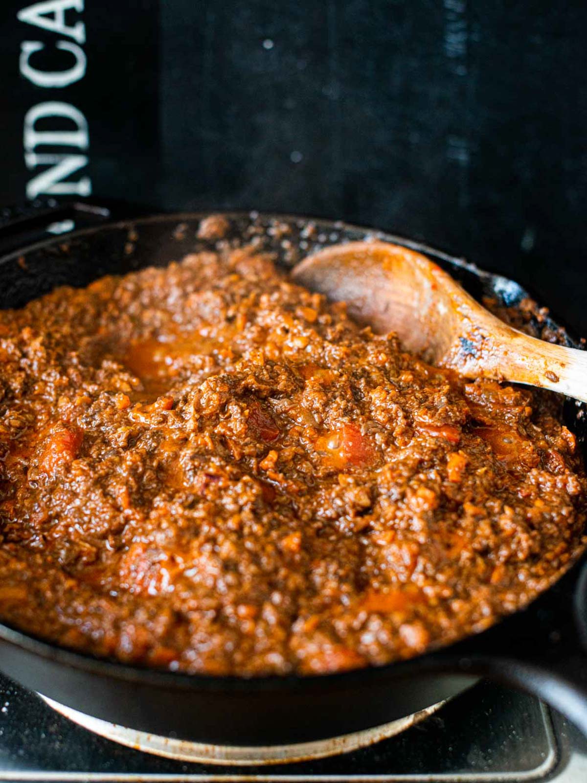 Das Bild zeigt die vegane Pilz-Bolognese in einer Pfanne.