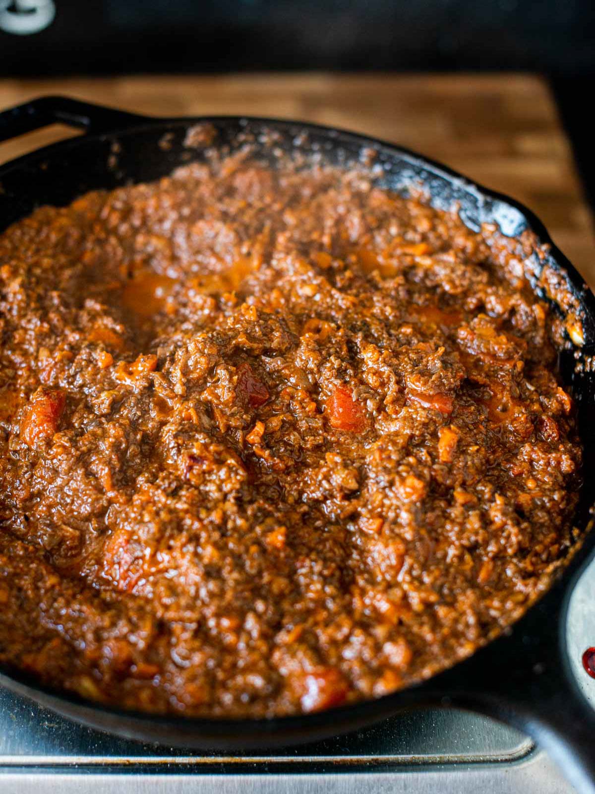 Das Foto zeigt die vegane Pilz-Bolognese, wenn sie fertig ist.