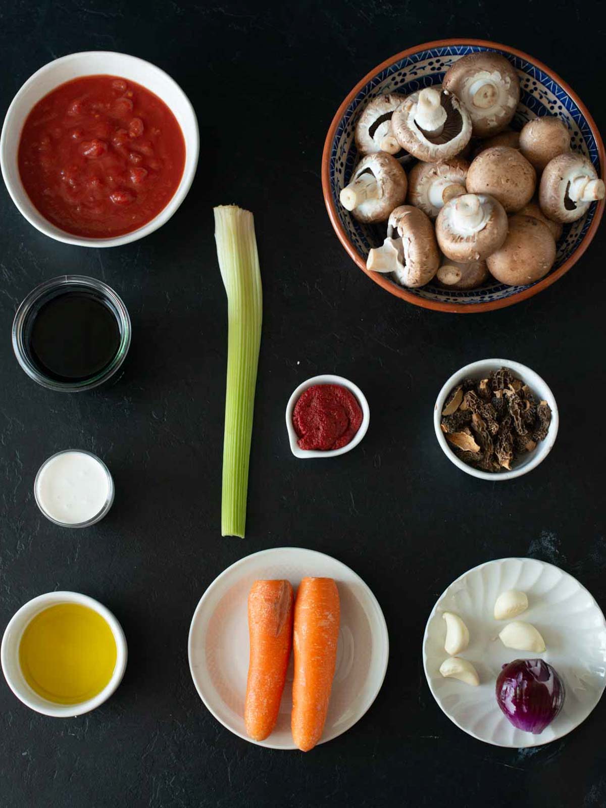 Das Bild zeigt die Zutaten für die vegane Bolognese Sauce