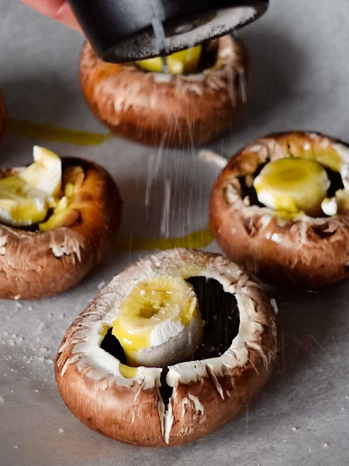 Das Bild zeigt die Champignons auf einem Blech.