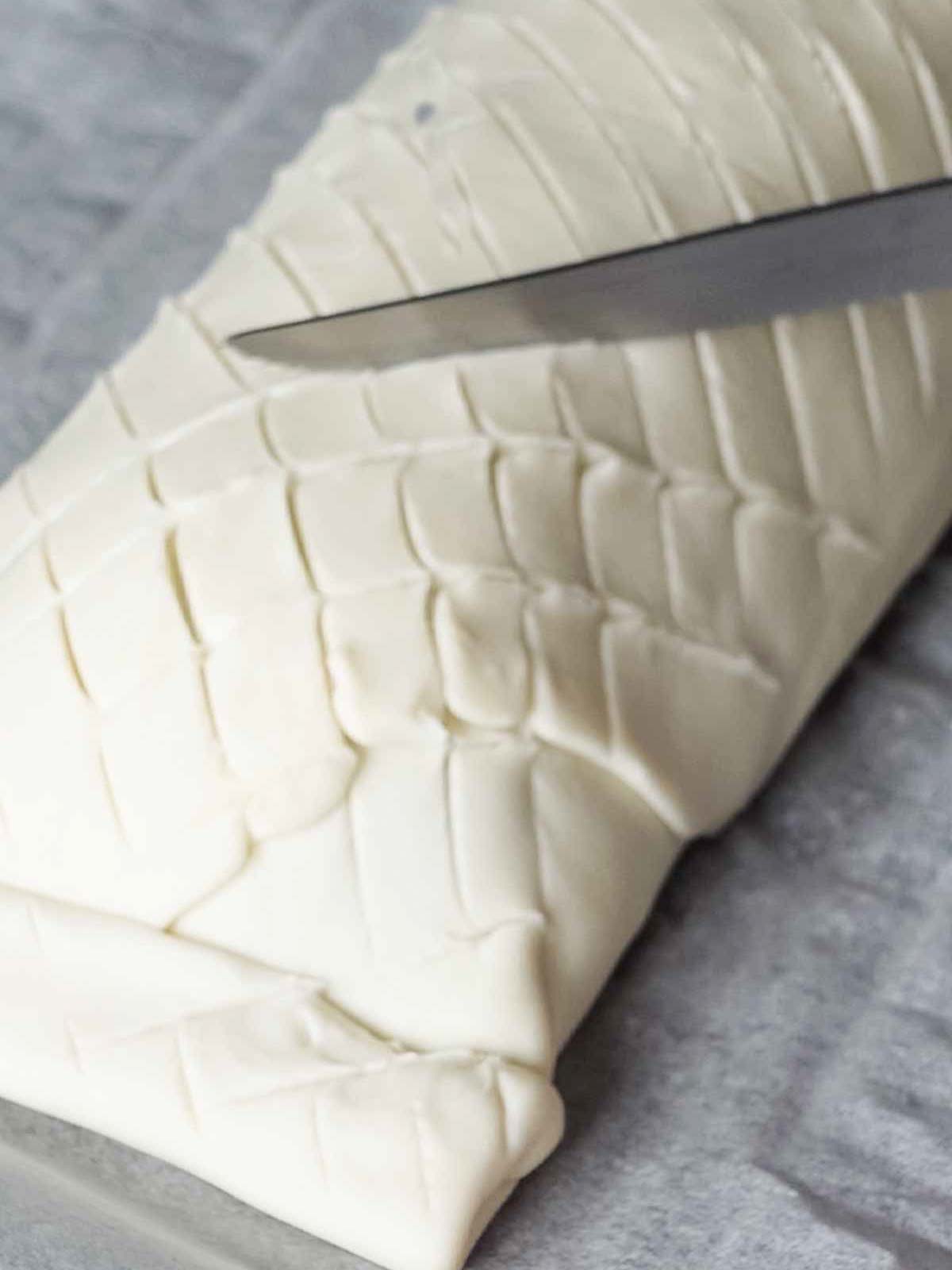 Das Bild zeigt wie ich den Teig dekoriere.