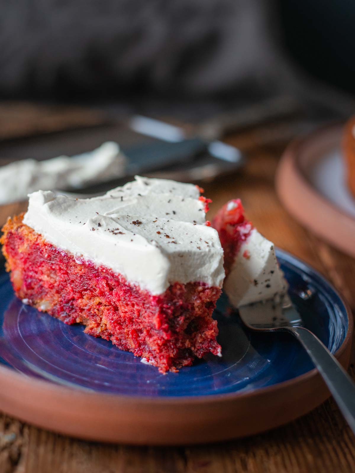 Bild von einem Stück vegane rote Bete Kuchen