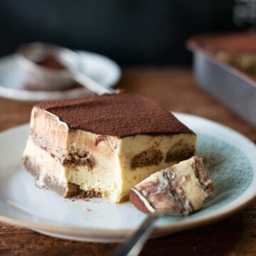 veganes Tiramisu serviert in einem teller